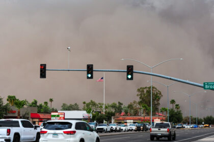 video momentul in care o furtuna de praf haboob loveste orasul phoenix din arizona valuri de nisip aruncate la zeci de metri in aer 68ad99d363407