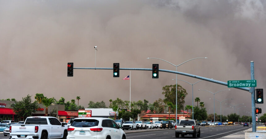 video momentul in care o furtuna de praf haboob loveste orasul phoenix din arizona valuri de nisip aruncate la zeci de metri in aer 68ad99d363407