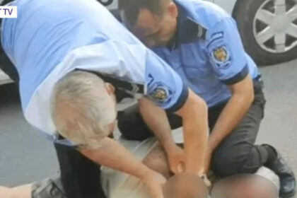 video momentul in care un barbat de 70 de ani e pus la pamant de politia locala din pascani i s a facut rau si a ajuns la spital 68a6fa06d39f1