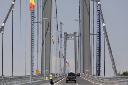 video noi probleme la golden gate de romania in asfaltul podului de la braila au aparut gauri prin care iese apa ce spune cnair 6890d324802da
