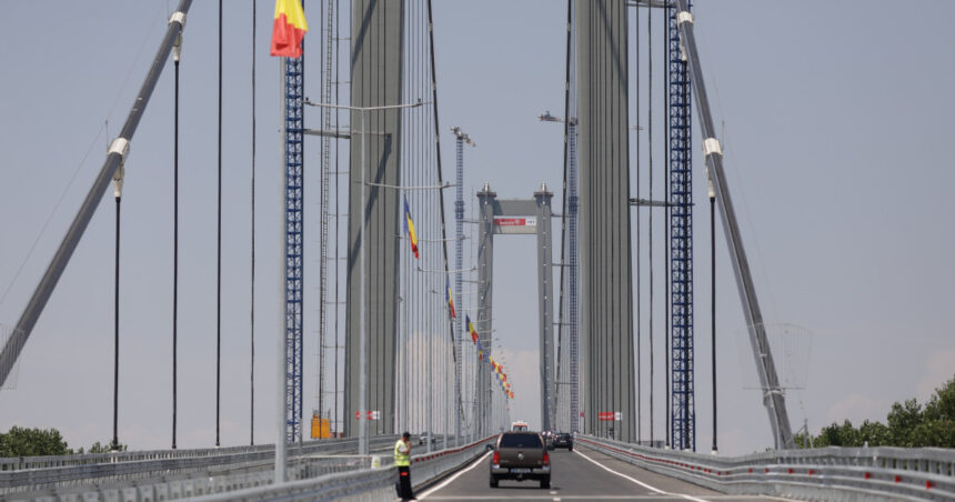 video noi probleme la golden gate de romania in asfaltul podului de la braila au aparut gauri prin care iese apa ce spune cnair 6890d324802da