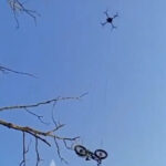 video o poveste incredibila un soldat ucrainean inconjurat de rusi a fost salvat cu ajutorul unei biciclete electrice livrate cu drona 688c69170cc27