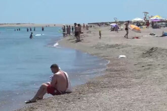 video pericolul din mare in plin sezon estival gropi adanci la doar cativa metri de mal ce spun autoritatile 68a4033d2b9cd
