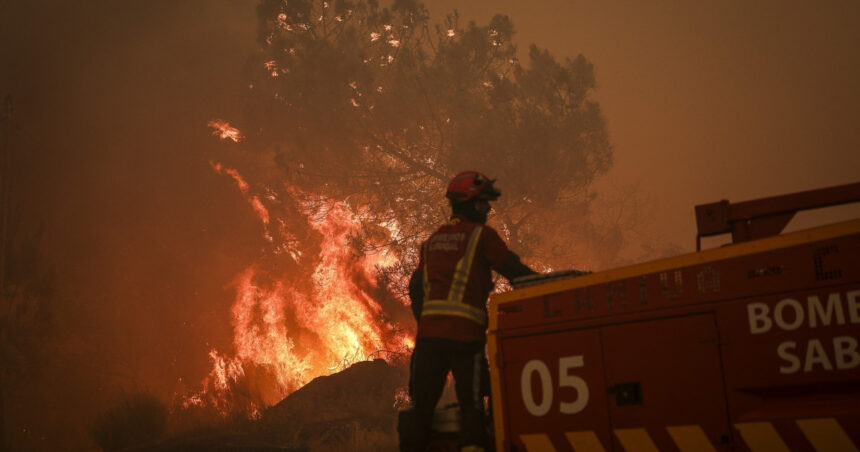 video portugalia se lupta in continuare cu incendiile de vegetatie un pompier a murit in timpul unei interventii 68a9eebd493ef