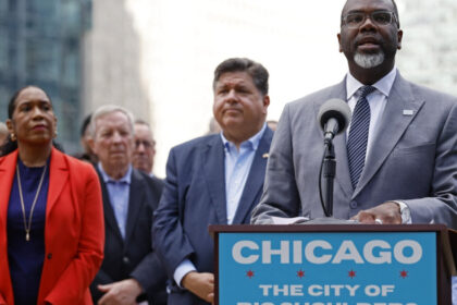 video primarul din chicago il sfideaza pe trump care vrea sa opreasca imigratia e scapat de sub control 68b49910e70d1