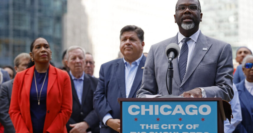 video primarul din chicago il sfideaza pe trump care vrea sa opreasca imigratia e scapat de sub control 68b49910e70d1