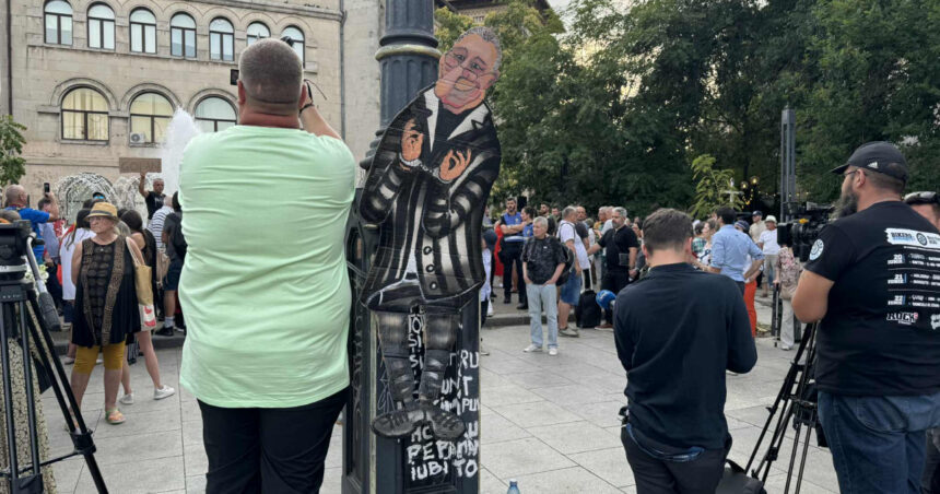 video protest in piata universitatii fata de declararea zilei de doliu national pentru iliescu jandarmeria spune ca manifestatia e ilegala 6894dcca49514