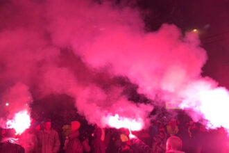 video proteste violente cu torte si petarde in serbia doua tabere s au confruntat sustinatorii lui vucic cu manifestantii anti guvern 689d9861753e8