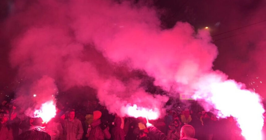 video proteste violente cu torte si petarde in serbia doua tabere s au confruntat sustinatorii lui vucic cu manifestantii anti guvern 689d9861753e8