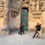 video sagrada familia stropita cu vopsea rosie de doua femei in semn de protest vrem dreptate climatica 68b464a269b2d