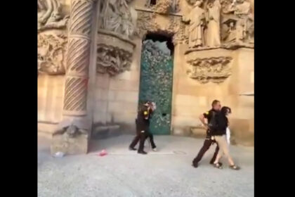 video sagrada familia stropita cu vopsea rosie de doua femei in semn de protest vrem dreptate climatica 68b464a269b2d
