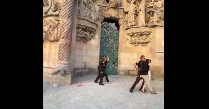 video sagrada familia stropita cu vopsea rosie de doua femei in semn de protest vrem dreptate climatica 68b464a269b2d
