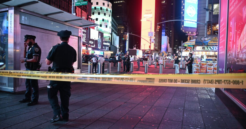 video un baiat de 17 ani a deschis focul in time square din new york trei persoane au fost ranite 689731b16bb64
