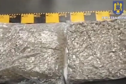 video un tanar din arad a fost prins in flagrant in timp ce ridica 13 kilograme de droguri sosite prin curier din spania 6893615bbcb8a