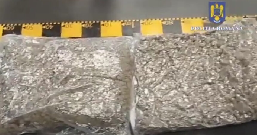 video un tanar din arad a fost prins in flagrant in timp ce ridica 13 kilograme de droguri sosite prin curier din spania 6893615bbcb8a