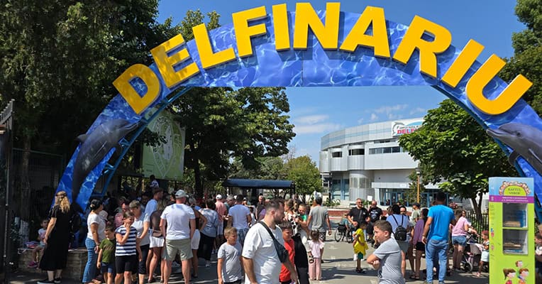 video val de vizitatori la reprezentatiile de la delfinariu constanta 6894fa98bc6de