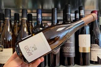 vinul zilei un chardonnay rafinat cu arome de fructe albe flori de acacia si accente minerale gust proaspat cu piersica alba migdala fina si un ton discret sarat ideal alaturi de peste fructe d 68a80a73bc383