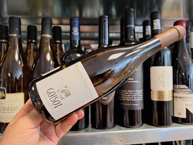 vinul zilei un chardonnay rafinat cu arome de fructe albe flori de acacia si accente minerale gust proaspat cu piersica alba migdala fina si un ton discret sarat ideal alaturi de peste fructe d 68a80a73bc383
