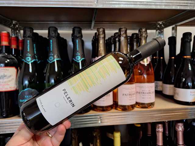 vinul zilei un cupaj alb oltenesc obtinut din sauvignon blanc si pinot gris cu note de flori albe piersici coapte si citrice un vin complex elegant de asociat cu peste fructe de mare salate e 688db56f6696e