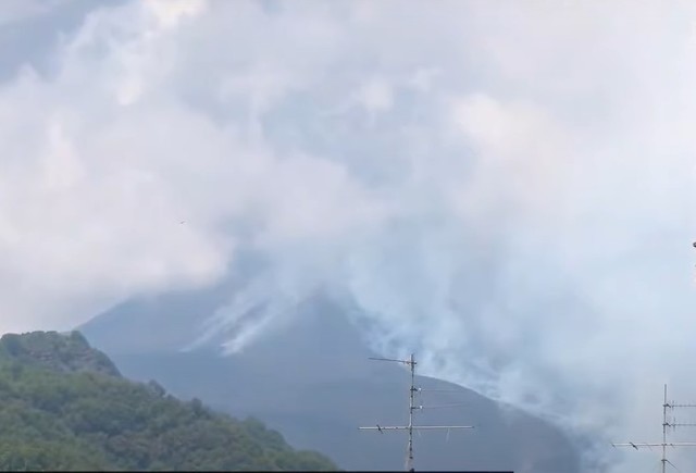 vulcanul etna erupe din nou a fost emisa o alerta pentru traficul aerian 68ad46615c821