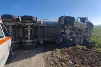 accident rutier un camion s a rasturnat in afara carosabilului in zona ias kogalniceanu 68b99071148a1