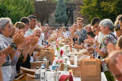 alba iulia intra in cartea recordurilor cu cea mai lunga masa din materiale reciclabile din lume peste 10 000 de participanti 68c688ba41f4b