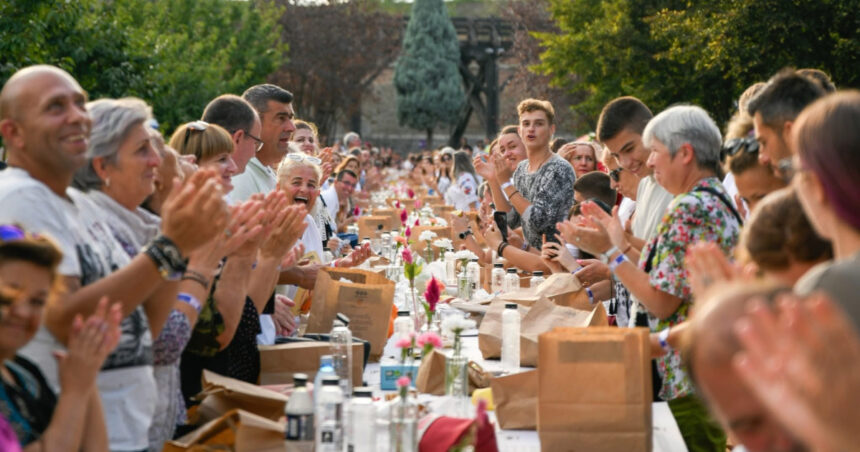 alba iulia intra in cartea recordurilor cu cea mai lunga masa din materiale reciclabile din lume peste 10 000 de participanti 68c688ba41f4b