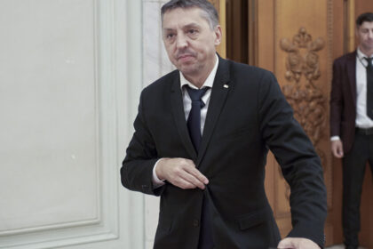 aur a depus motiune impotriva ministrului educatiei daniel david cand va fi dezbatuta si votata de senat 68c19a9ee81e9