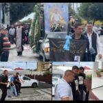 barbatul ucis in timpul confruntarii dintre doua grupuri de rromi condus pe ultimul drum suspecti incatusati escortati de politie la slujba de inmormantare 68cacc92a3676