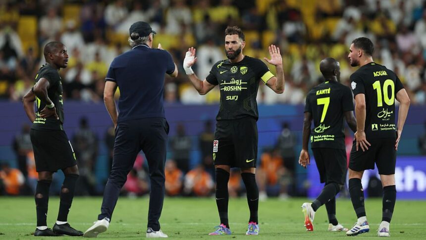 Benzema îl aduce pe teren, dar îl trimite acasă! Atacantul se desparte de compatriotul său de la Al Ittihad. 1 benzema l a adus la echipa benzema l a concediat atacantul a scapat de conationalul sau de pe banca lui al ittihad 68da55c80b53b