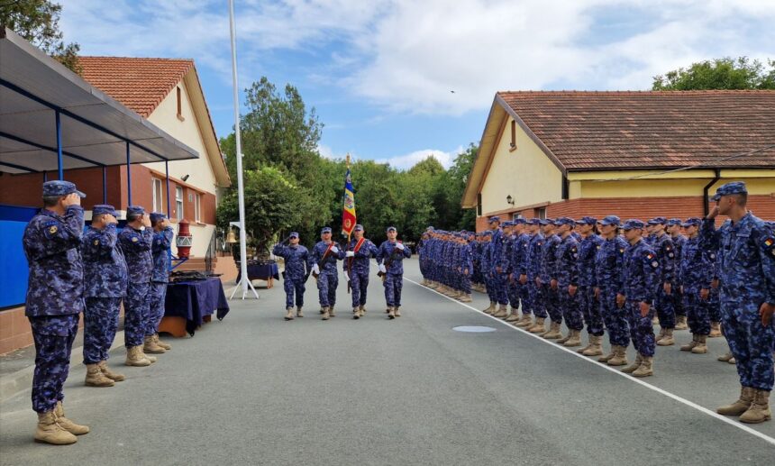 bobocii de la scoala militara de maistri militari a fortelor navale au primit drapelul de lupta si armamentul individual 68c3c16daae36