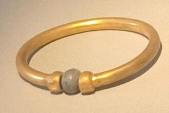 bratara de aur veche de 3 000 de ani furata de la muzeul din cairo o angajata si alti trei suspecti arestati artefactul a fost topit 68cc58dca81ce