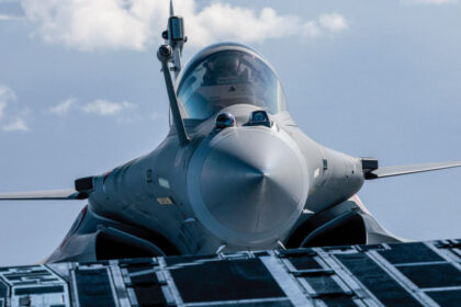 emmanuel macron anunta ca franta trimite trei avioane de lupta rafale in polonia pentru a proteja spatiul aerian polonez 68c31ad4ce796