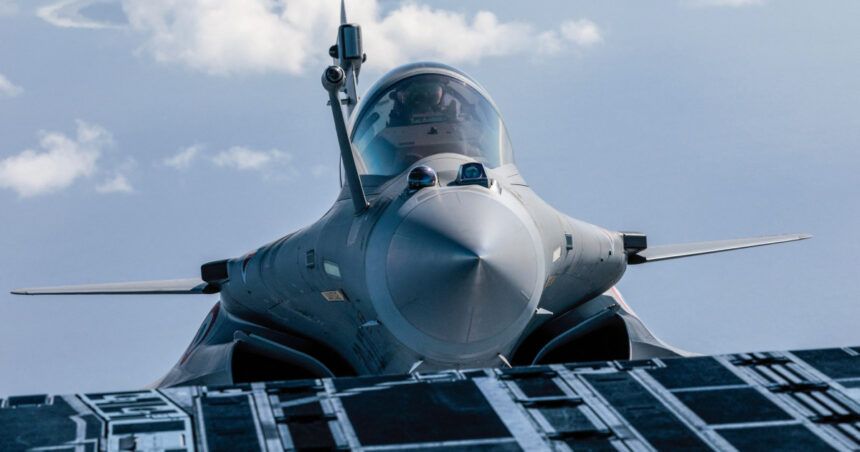 emmanuel macron anunta ca franta trimite trei avioane de lupta rafale in polonia pentru a proteja spatiul aerian polonez 68c31ad4ce796