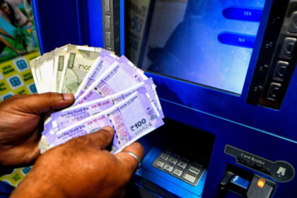 esti sub arest digital o femeie a pierdut peste o jumatate de milion de dolari intr o schema facilitata de un director de banca 68bfb2f5e4231