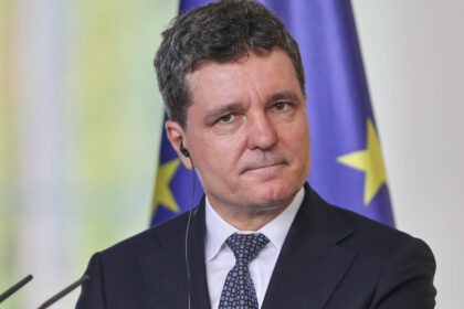 exclusiv ce spune nicusor dan despre o alianta psd aur si despre sondajul care da partidul lui simion la 40 asa interpretez eu 68d6479e6b18b