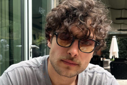 fiul lui ilie dumitrescu a fost arestat el este acuzat ca a fugit de la locul unui accident rutier dupa ce a consumat cocaina 68cae32e1f6e4