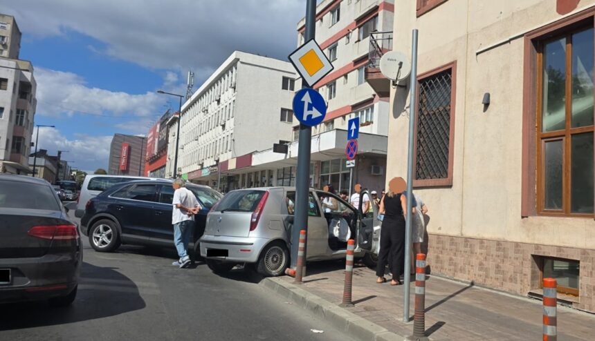foto accident in centrul constantei langa tomis mall un fiat a ajuns pe trotuar 68ce93405fedc