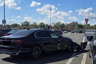 foto accident in parcarea auchan vivo implicate un bmw inmatriculat in constanta si o tesla din ucraina 68c53201b9214