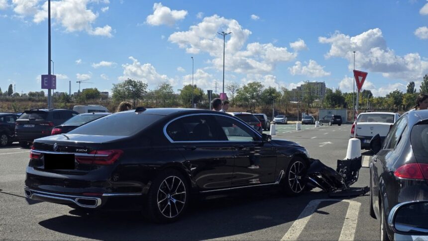 foto accident in parcarea auchan vivo implicate un bmw inmatriculat in constanta si o tesla din ucraina 68c53201b9214