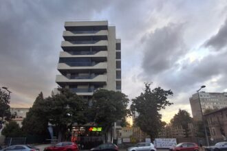 foto firma dakonis imobiliar srl continua investitia de pe bulevardul 1 mai blocul de noua etaje se construieste la doar cativa metri de primul imobil 68d9fcc373bd4