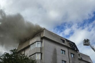 foto focul care a cuprins toate apartamentele de la mansarda unui bloc din constanta a fost stins dupa aproape 4 ore 68c6f0b8b97a8