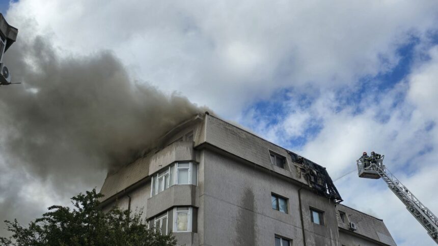 foto focul care a cuprins toate apartamentele de la mansarda unui bloc din constanta a fost stins dupa aproape 4 ore 68c6f0b8b97a8
