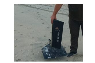 foto fragmente de drona pe plaja vadu gasite intr o actiune de ecologizare 68cc218e53da1