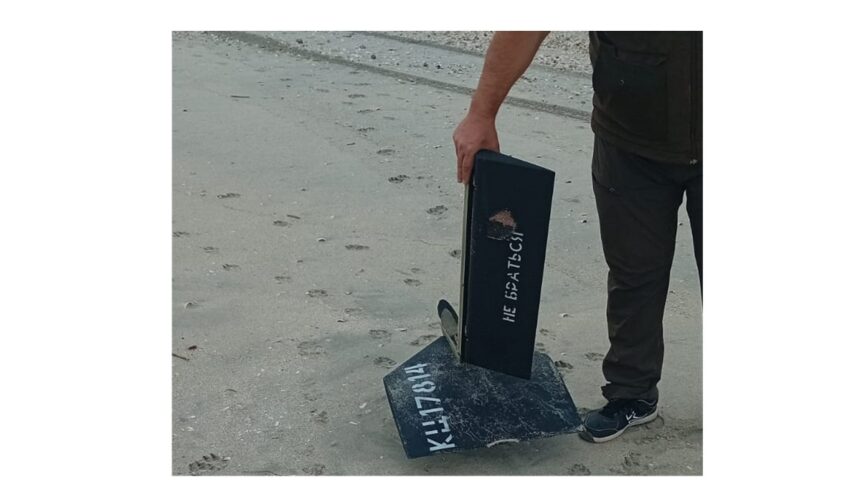 foto fragmente de drona pe plaja vadu gasite intr o actiune de ecologizare 68cc218e53da1