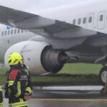 foto incident aviatic in polonia un avion a ratat aterizarea si a iesit de pe pista 68c7190b69f47