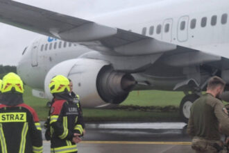 foto incident aviatic in polonia un avion a ratat aterizarea si a iesit de pe pista 68c7190b69f47