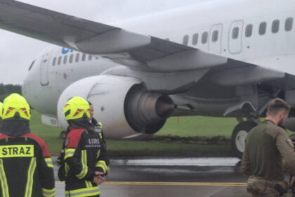 foto incident aviatic in polonia un avion a ratat aterizarea si a iesit de pe pista 68c7190b69f47