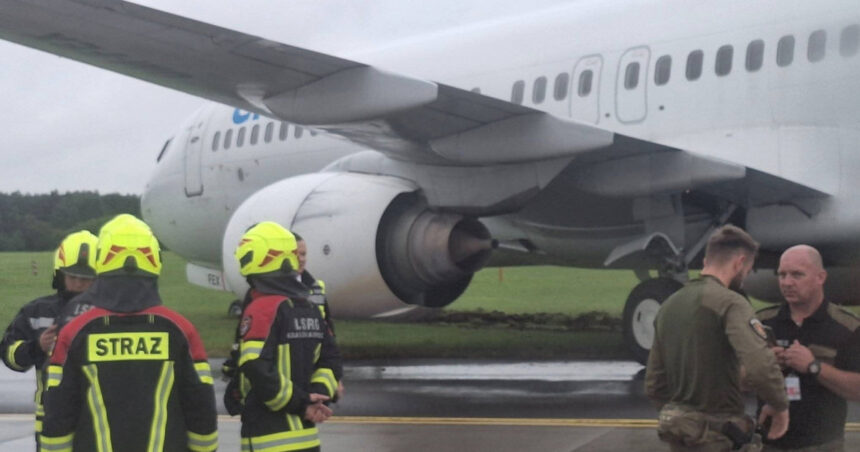 foto incident aviatic in polonia un avion a ratat aterizarea si a iesit de pe pista 68c7190b69f47
