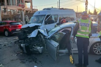 foto plan rosu activat dupa un accident intre un microbuz si un autoturism la iesire din mangalia 68bfb7c938096